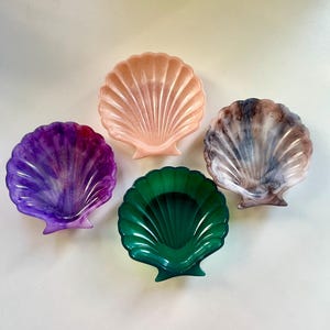 Epoxy resin shell stand, epoxy resin, customization, gift for her, personalized design, decorative element, decor for jewelry, handmade
